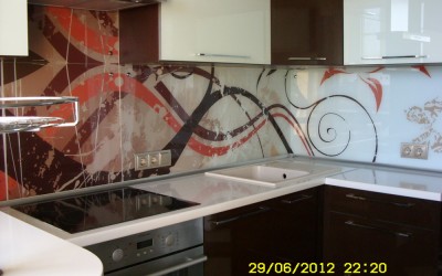 Угловая кухня из пластика с фотопечатью