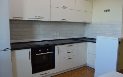 Белая кухня с черной столешницей