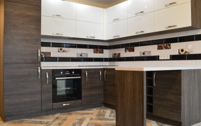 Кухня из стекла и ЛДСП EGGER