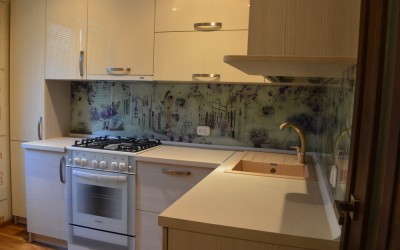 Угловая кухня акрил и EGGER