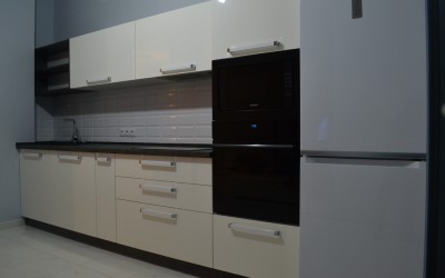 Белая линейная кухня