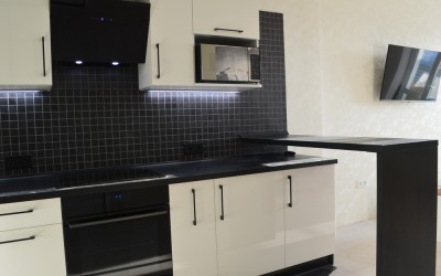 Угловая кухня с барной стойкой